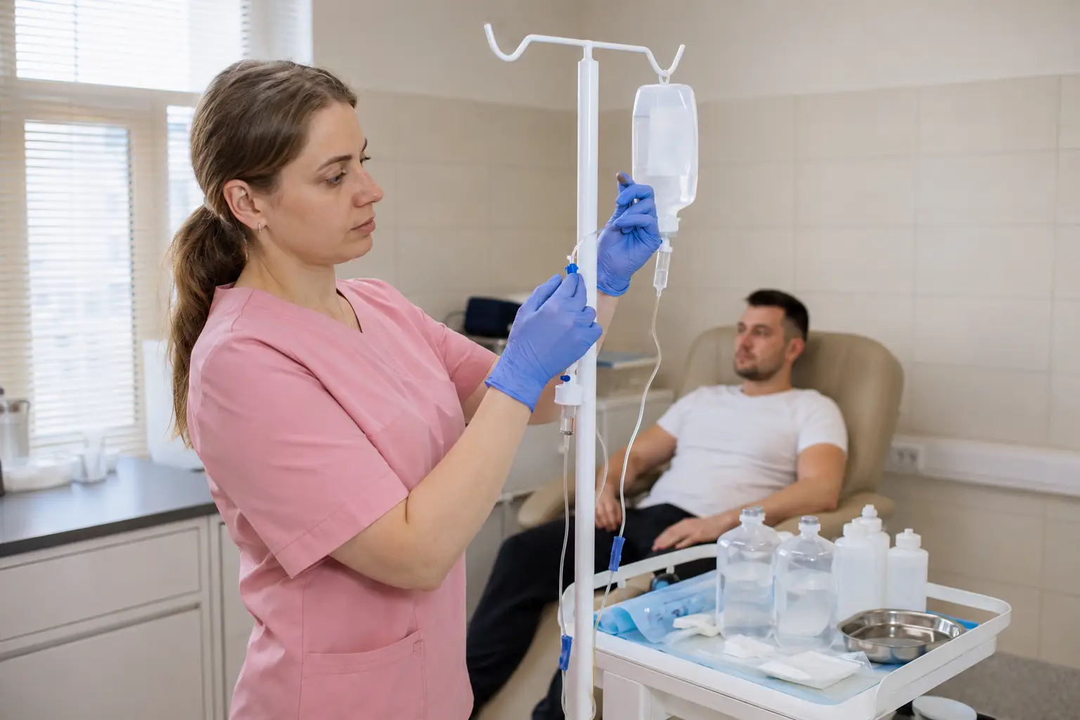 Медсестра готовит капельницу для сердца