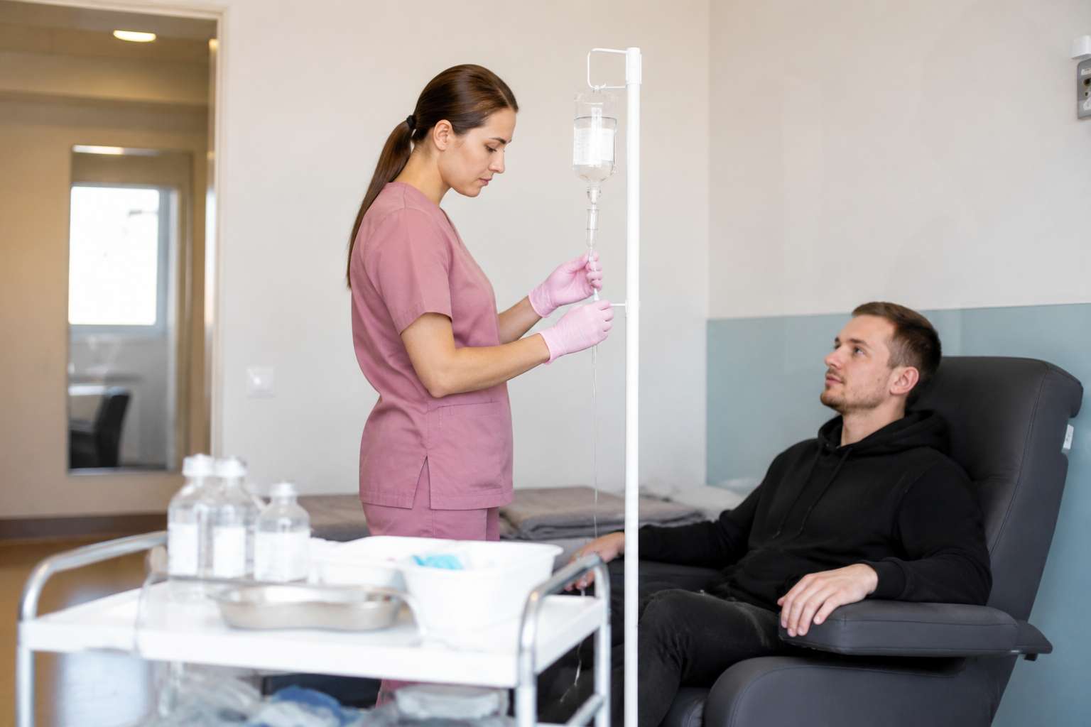 Медсестра готовит капельницу в центре лечения наркомании